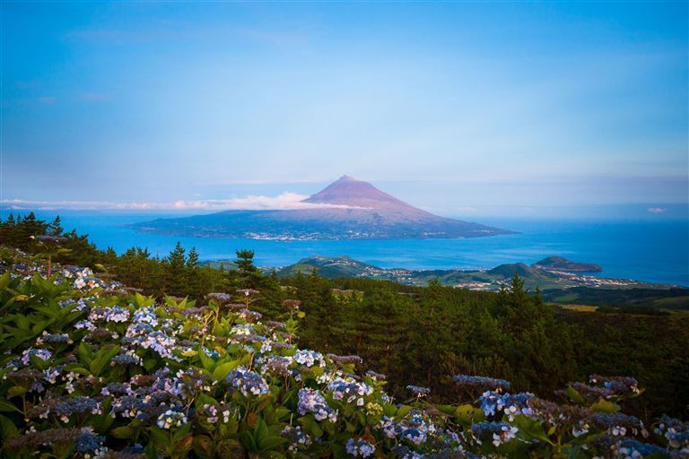 Kraterseen, Blumenpracht und Weltkulturerbe  ©zodebala/istock